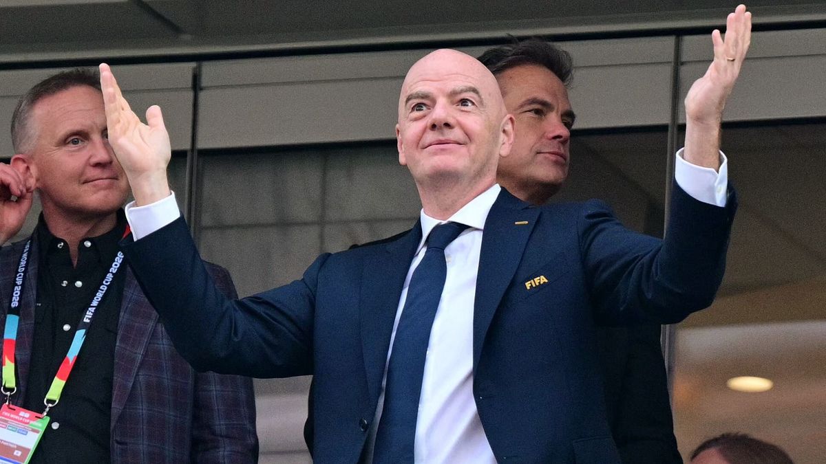 Infantino az öltözőben, eltiltás járhat az iráni gólszerzőknek?