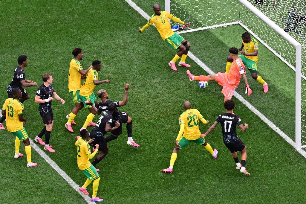 Canada's defender #15 Moise Bombito heads the ball and misses a chance saved by South Africa's defender #06 Aubrey Modiba during the 2026 World Cup round of 32 football match between South Africa and Canada at the Los Angeles Stadium in Inglewood on June 28, 2026.  (Photo by Frederic J. Brown / AFP)