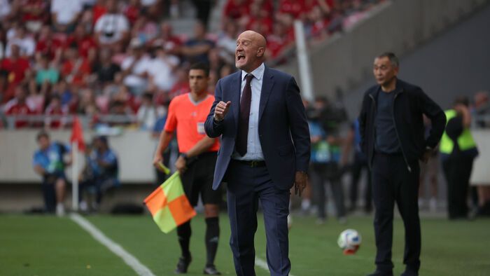 Marco Rossi dirigál a pálya széléről
