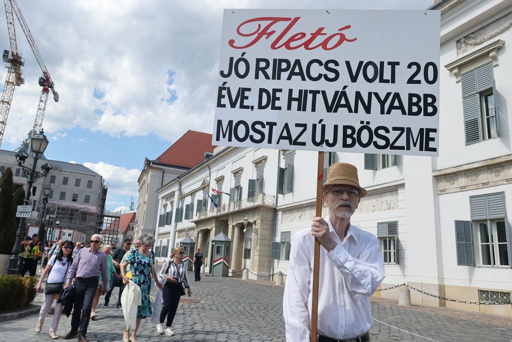 Szimpátiatüntetés a közjogi méltóságok mellett tüntetés Sándor-palota