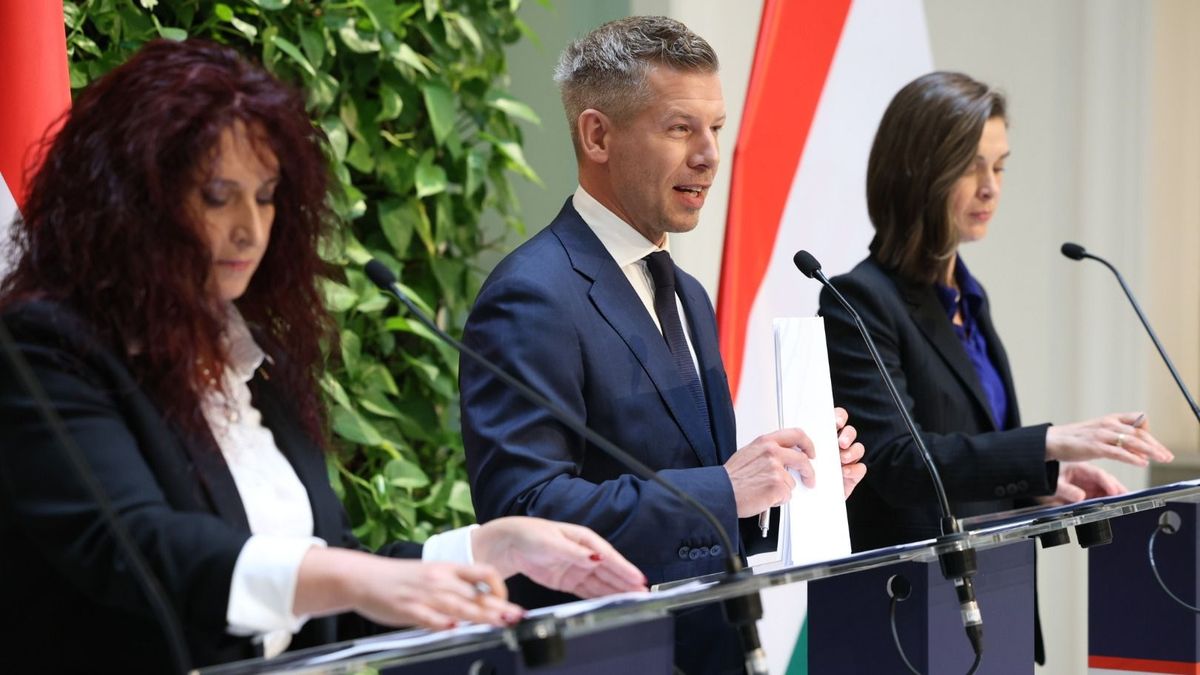 Magyar Éva (bal) és Szondi Vanda (jobb) kormányszóvivők is az RTL-től érkeztek a Tiszához. Fotó: Hatlaczki Balázs