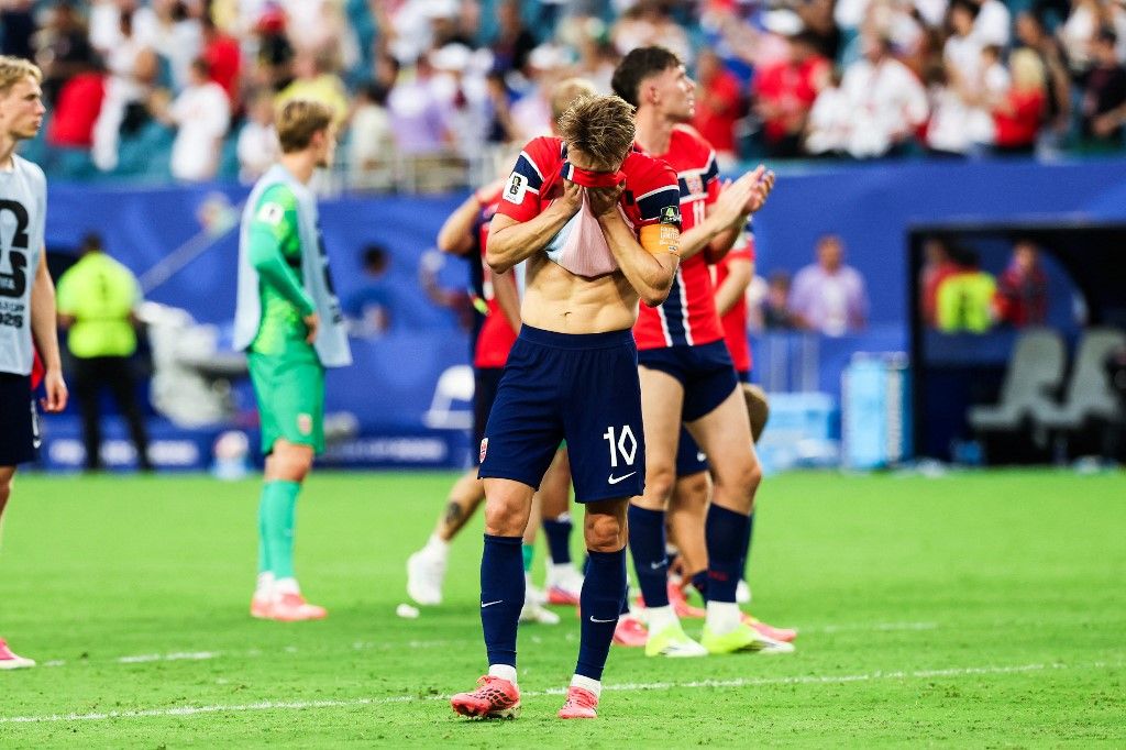 Martin Odegaard player of Norway breaks down in tears after the team's 21 defeat to England after the FIFA World Cup quarterfinal at Miami Stadium, in Florida, United States, on Saturday, July 11, 2026. (Photo by William Volcov / Brazil Photo Press via AFP)