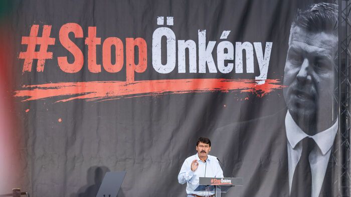Sándor palota demonstráció
STOP önkény tüntetés
Áder János volt köztársasági elnök