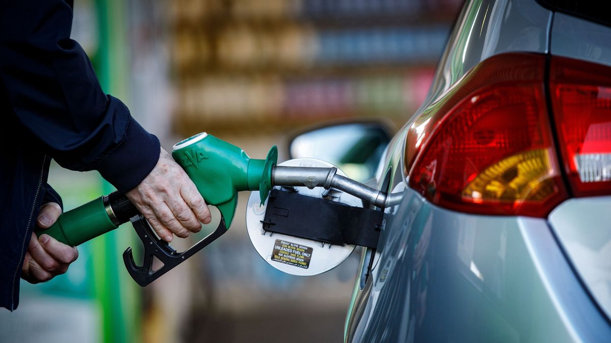 Tisza Party Misled Hungarians on Fuel Prices, Expert Claims