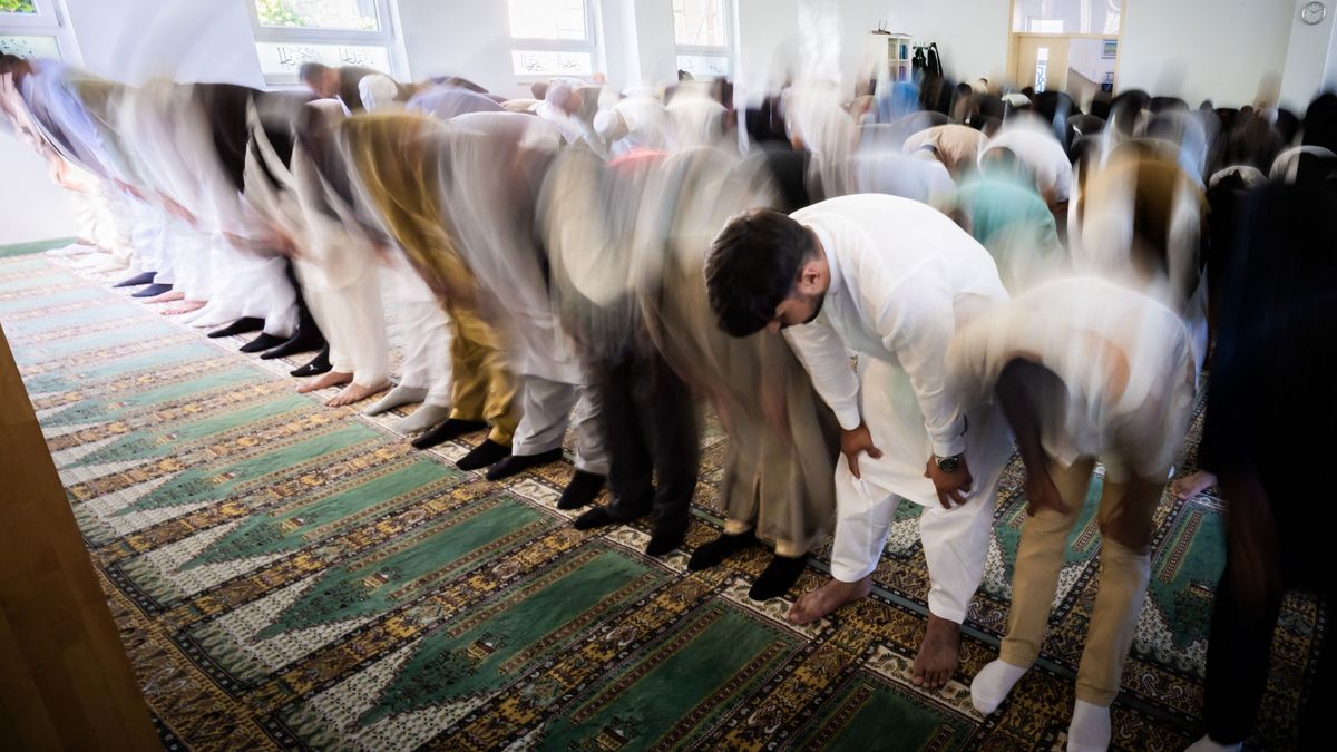 Islamists Using AI-Driven Digital Brainwashing to Radicalize Young Muslims in Germany