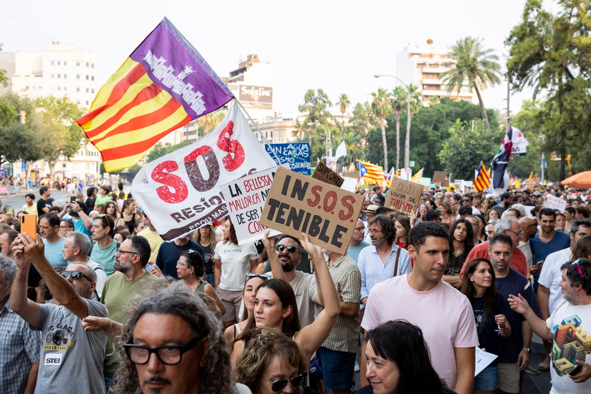 A spanyoloknak elegük van a tömegturizmusból (Fotó: JAIME REINA / AFP)