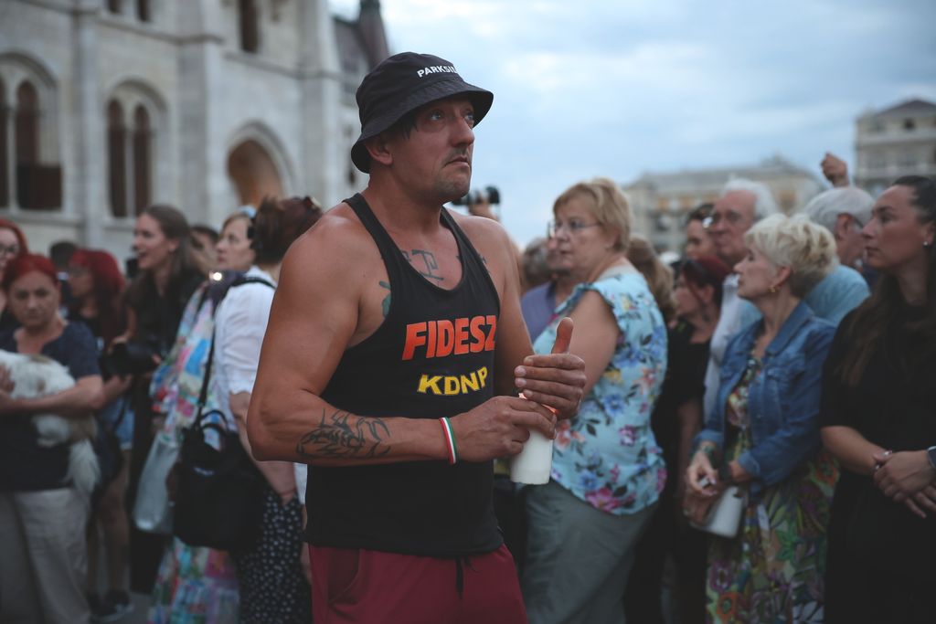 Gyertyagyújtás az Alaptörvény megváltoztatása ellen, a Kossuth téren.