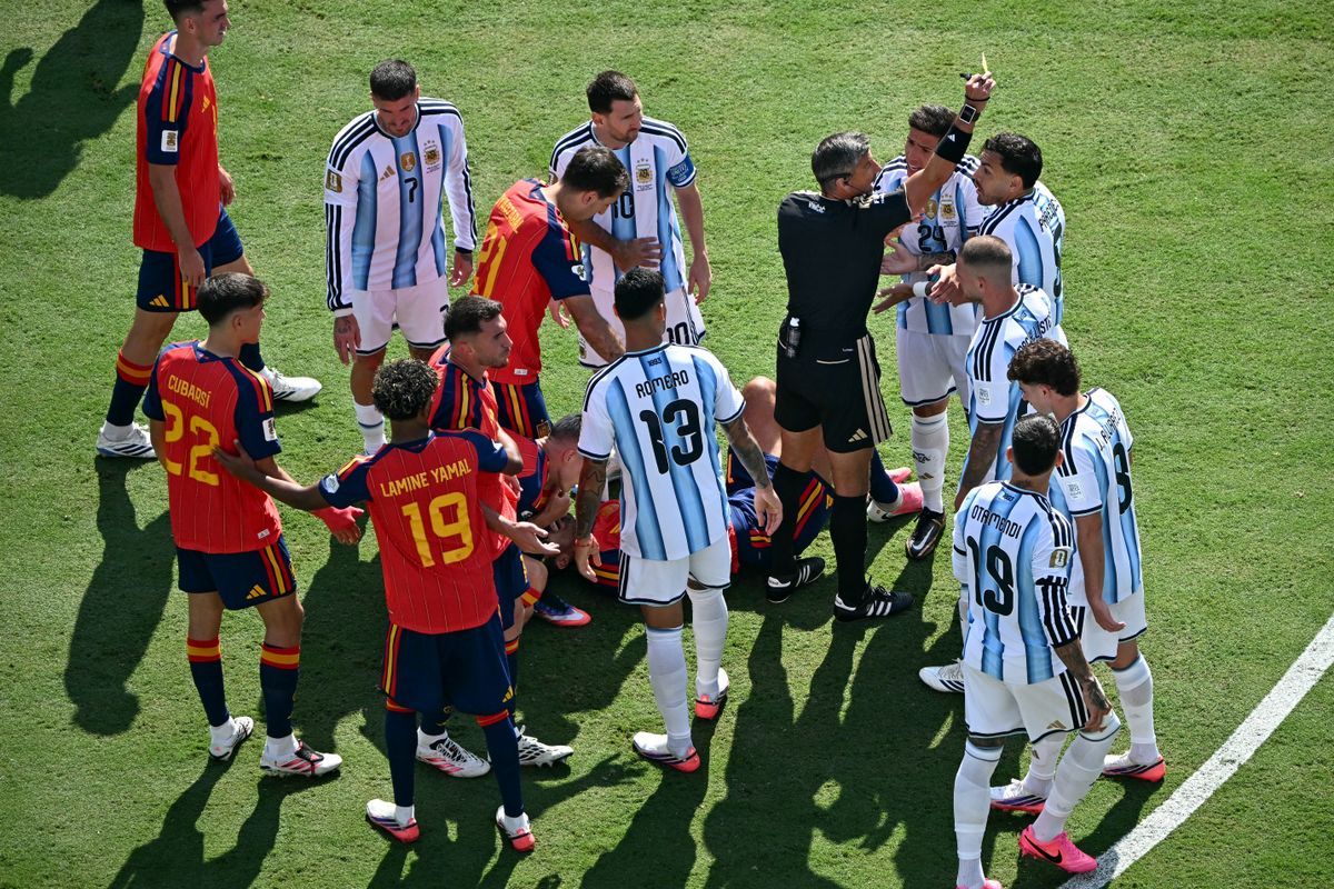 Slovenian referee Slavko Vincic shows a yellow card to Argentina's midfielder #05 Leandro Paredes gestures during the 2026 World Cup football tournament final match between Spain and Argentina at the New York/New Jersey Stadium in East Rutherford on July 19, 2026. (Photo by Jewel SAMAD / AFP)