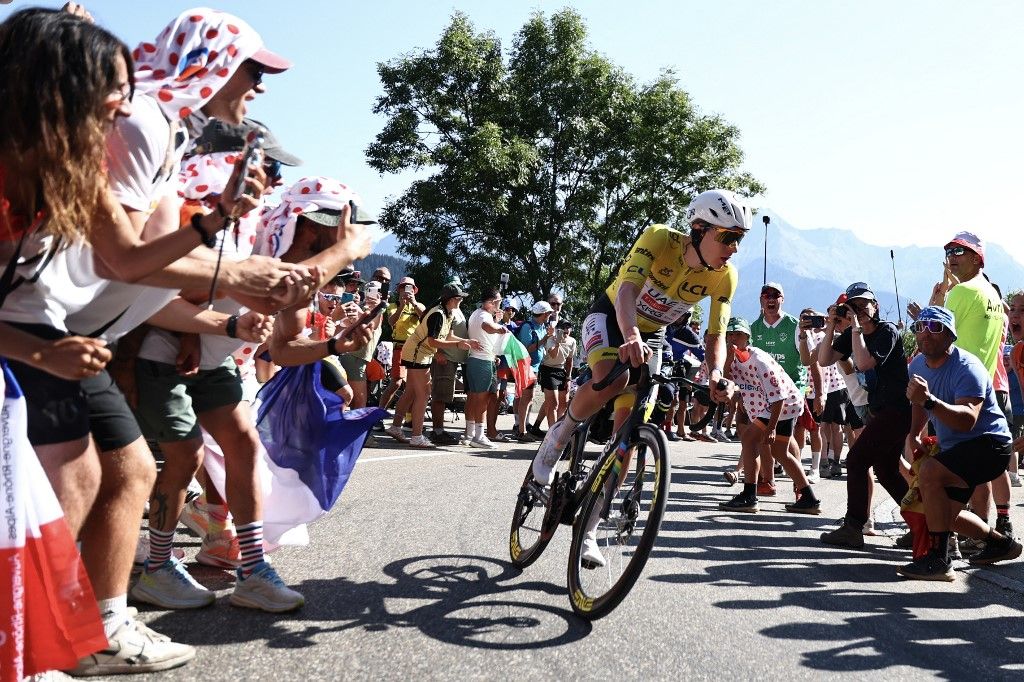 Tadej Pogacar úton a győzelem felé az Alpe d'Huezen, a Tour de France 19. szakaszán. Megdöntötte Pantani rekordtját