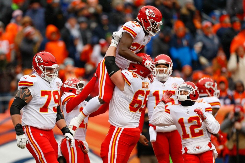 DENVER, CO - DECEMBER 31: Running back Kareem Hunt #27 of the Kansas City Chiefs celebrates his first-quarter touchdown with offensive tackle Jordan Devey #65, offensive guard Parker Ehinger #79, wide receiver De'Anthony Thomas #13, quarterback Patrick Mahomes #15 and wide receiver Albert Wilson #12 against the Denver Broncos at Sports Authority Field at Mile High on December 31, 2017 in Denver, Colorado.   Justin Edmonds/Getty Images/AFP (Photo by Justin Edmonds / GETTY IMAGES NORTH AMERICA / Getty Images via AFP)