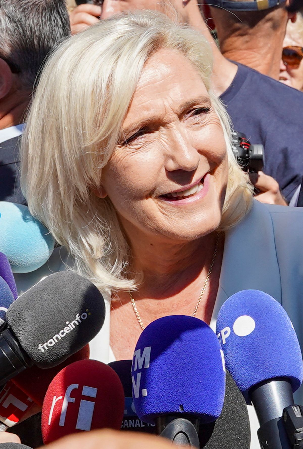 France, La Fleche, 2026-07-08. The day after announcing her candidacy for the 2027 presidential election, Marine Le Pen (National Rally – RN), accompanied by Jordan Bardella, made her first campaign appearance during a visit to the market in La Fleche, in the Sarthe department. The large number of journalists present, as well as a counter-demonstration, severely disrupted her visit, preventing the candidate from walking through the market aisles and forcing her to remain largely at the entrance. Photograph by Frederic Petry / Hans Lucas.
France, La Fleche, 2026-07-08. Au lendemain de l annonce de sa candidature a l election presidentielle de 2027, Marine Le Pen (Rassemblement national - RN), accompagnee de Jordan Bardella, effectue sa premiere sortie de campagne a l occasion d une visite du marche de La Fleche, dans la Sarthe. La forte affluence des journalistes ainsi qu une contre-manifestation ont fortement perturbe son deplacement, empechant la candidate de parcourir les allees du marche et la contraignant a rester en grande partie a son entree. Photographie par Frederic Petry / Hans Lucas. (Photo by Frédéric Pétry / Hans Lucas via AFP)
