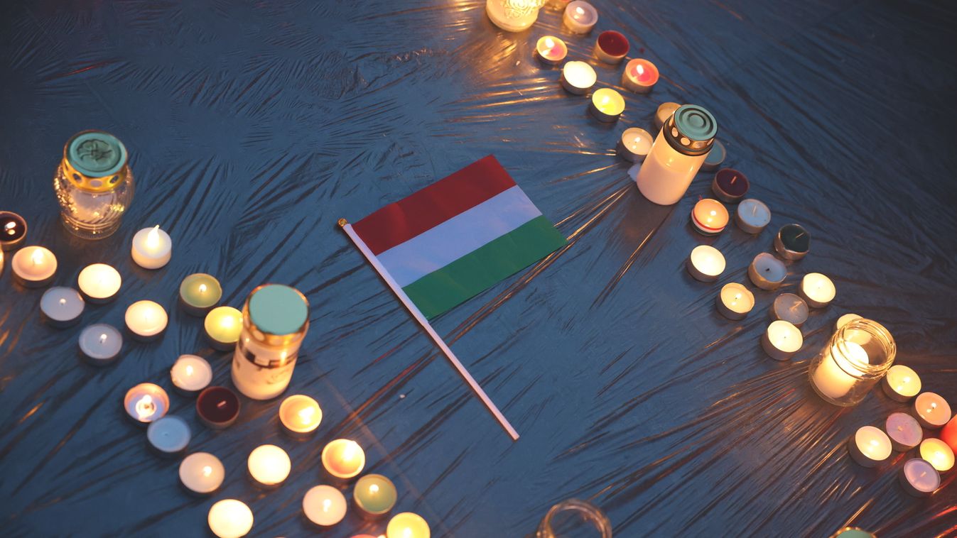 Gyertyagyújtás az Alaptörvény megváltoztatása ellen, a Kossuth téren.