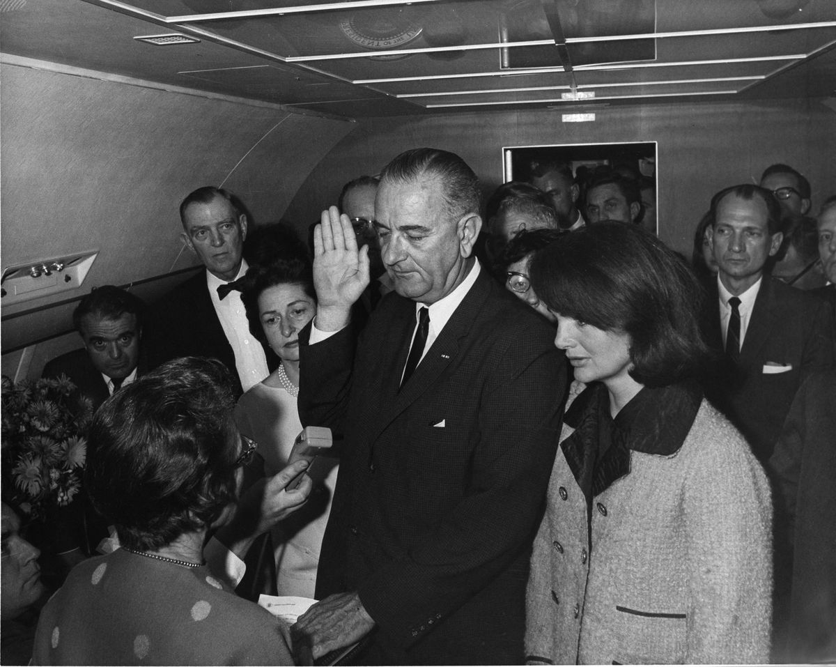 Lyndon B. Johnson eskütétele az elnöki különgépen.
