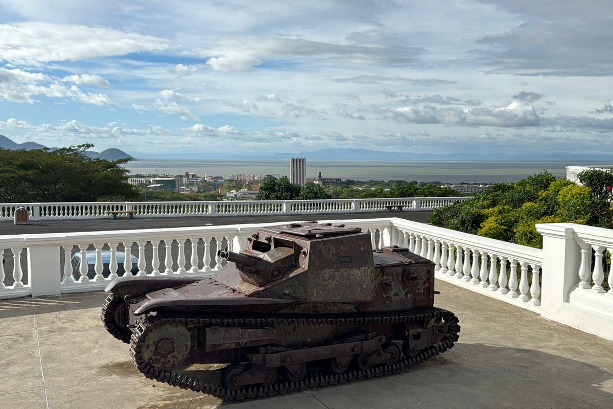 A sandinista forradalom idején kilőtt tank a nicaraguai fővárosban.