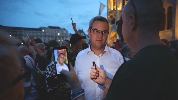 Gyertyagyújtás az Alaptörvény megváltoztatása ellen, a Kossuth téren.