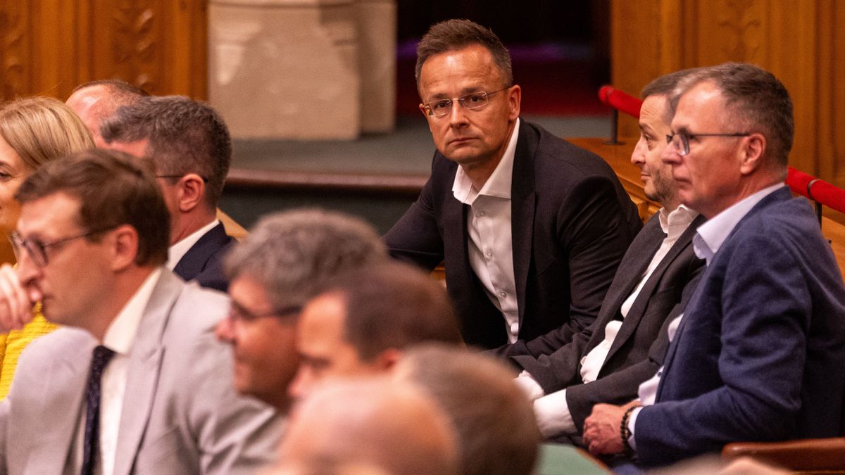 Szijjártó Péter lemondott a parlamenti mandátumáról – Orbán Viktor is reagált