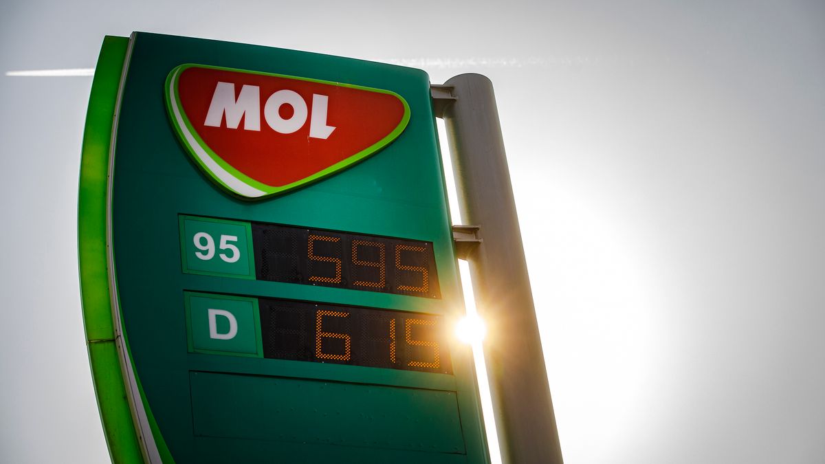 Beletelt némi időbe, de talán végre hozzányúl a kormány az üzemanyagárakhoz