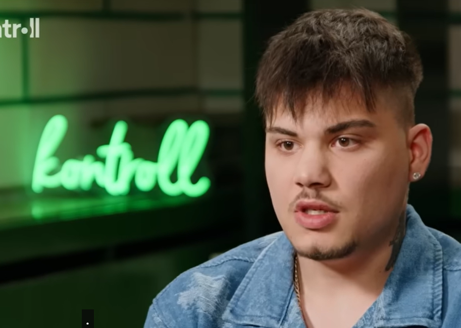 A Zsolti bácsiról beszélő egykori javítóintézetis Bangó Sándor a Kontroll stúdiójában. Forrás: YouTube