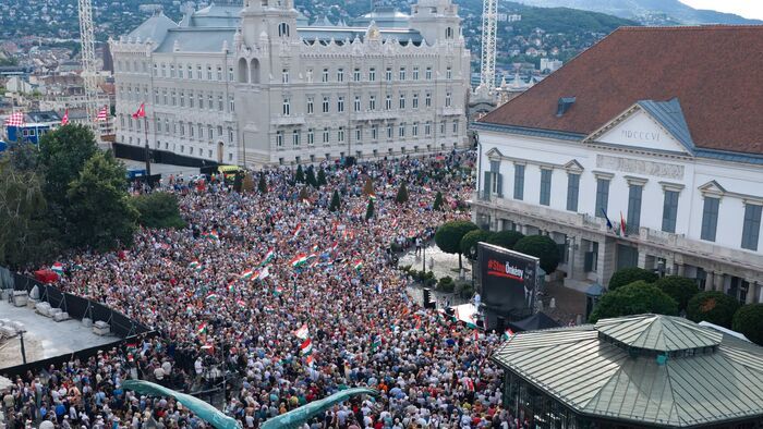 Sándor palota demonstráció
STOP önkény tüntetés
