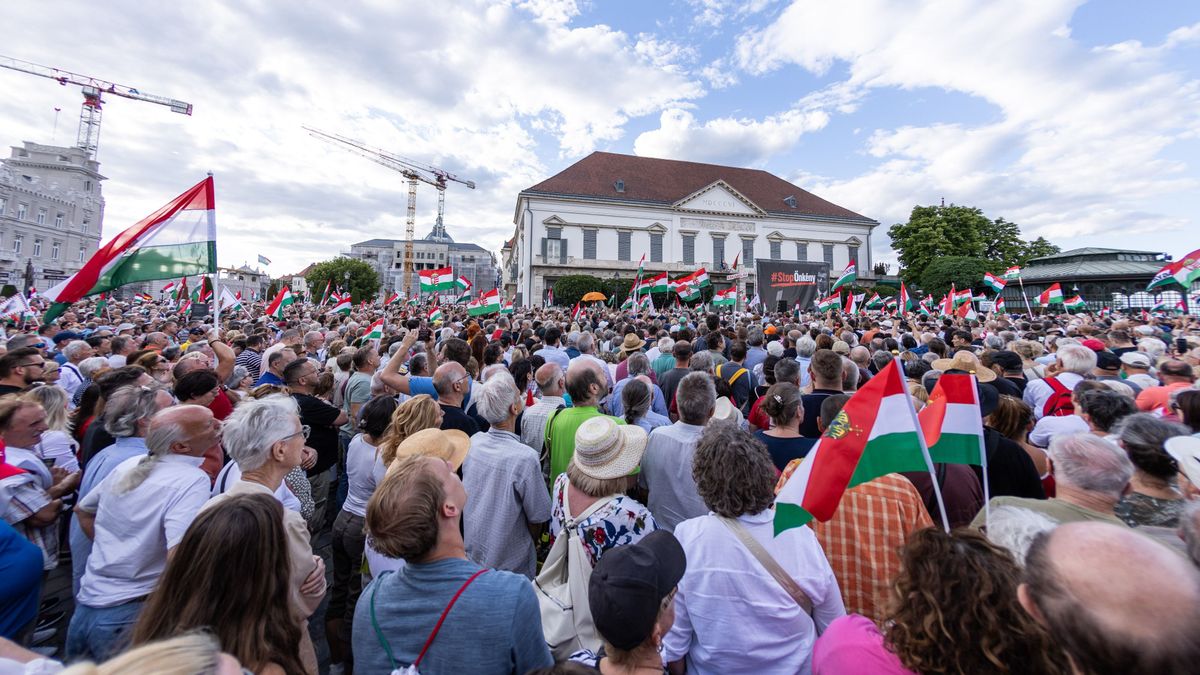 Hungarian Protesters Rally Against Péter Magyar, Declaring "We Are Not Afraid!"