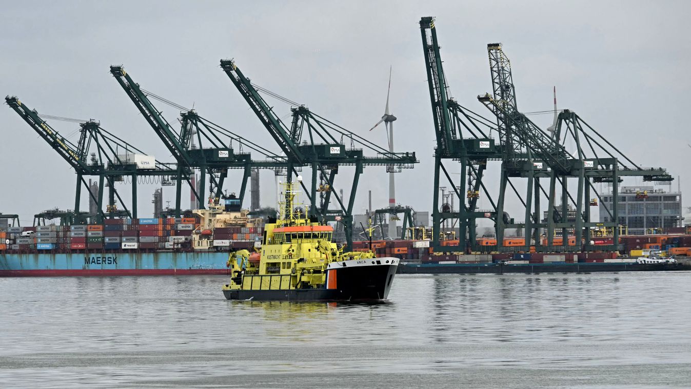 Antwerpen kikötő
A ship of the Dutch coastguards arrives to take part in cleanup operations at Europe's second-largest port of Antwerp, northern Belgium, where shipping is largely halted following an oil spill at one of its docks, on April 10, 2026. A por