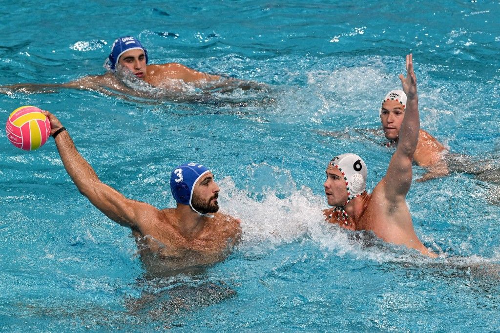 Greece's Dimitrios Skoumpakis (L) throws the ball against Hungary's Adam Nagy during their men's water polo final match at the 2026 World Aquatics Water Polo World Cup Finals at the Sydney Aquatic Centre in Sydney on July 26, 2026. (Photo by SAEED KHAN / AFP) / --IMAGE RESTRICTED TO EDITORIAL USE - STRICTLY NO COMMERCIAL USE--