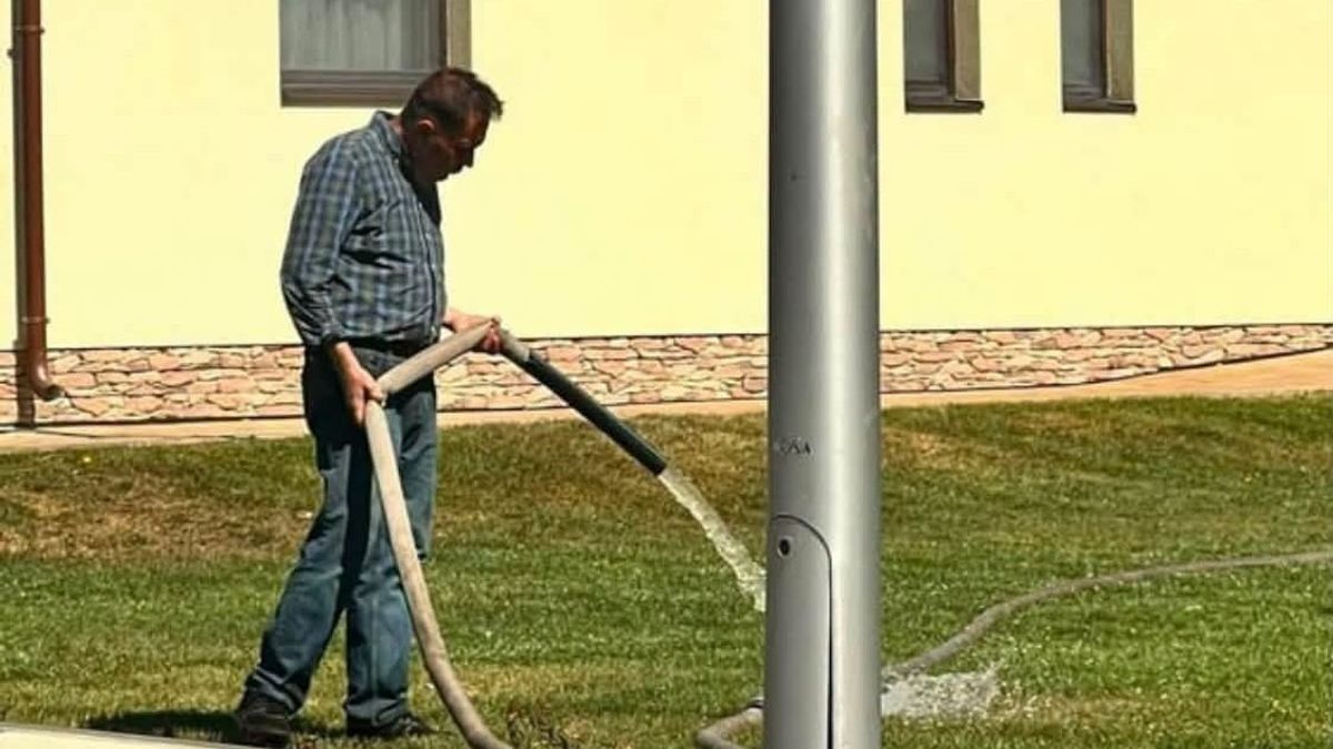 Márciusban készült fotóval hergel a miniszterelnök testvére, a Zsolti bácsi ügyről viszont hallgatnak + videó