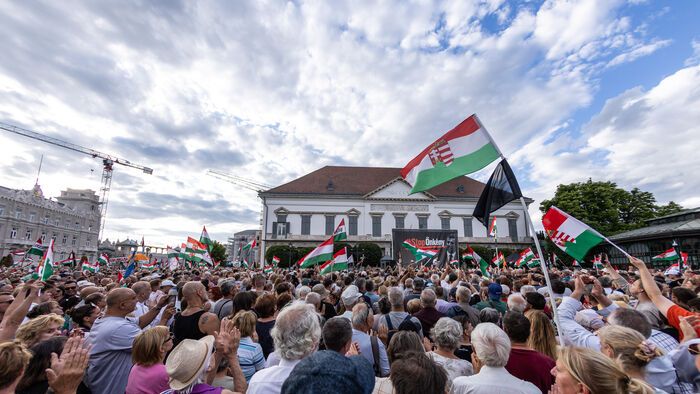 Sándor palota demonstráció
STOP önkény tüntetés