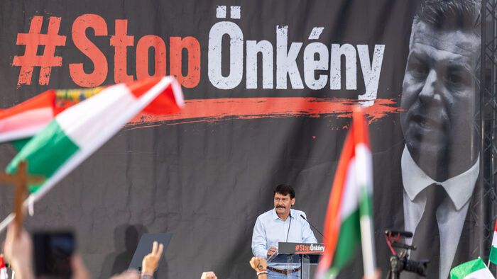 Sándor palota demonstráció
STOP önkény tüntetés
Áder János volt köztársasági elnök