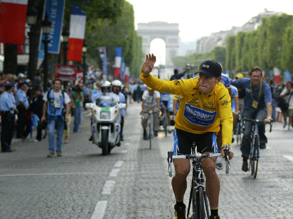 Lance Armstrong szerint Tadej Pogacar még messze a rekordtól: az amerikai hétszer is ünnepelt Párizsban a Tour de France végén, de dopping miatt mindegyik sárga trikójától megfosztották