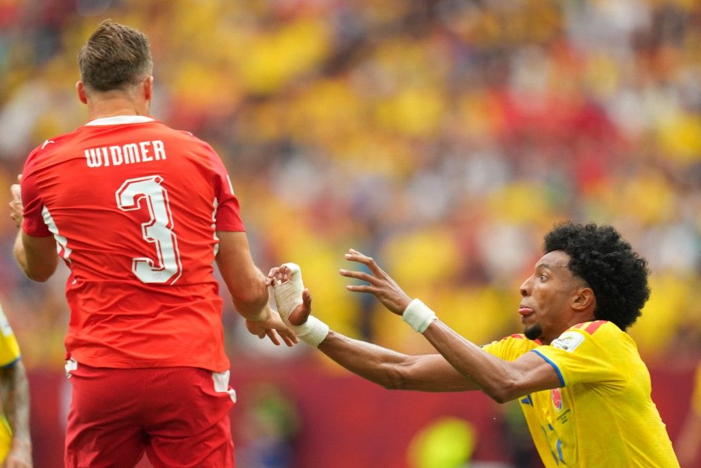 VANCOUVER, CANADA - JULY 07: Silvan Widmer (3) of Switzerland helps Johan Mojica (17) of Colombia during the 2026 FIFA World Cup Round of 16 match between Switzerland and Colombia at BC Place in Vancouver, British Columbia, Canada, on July 07, 2026. Ercin Erturk / Anadolu (Photo by Ercin Erturk / Anadolu via AFP)