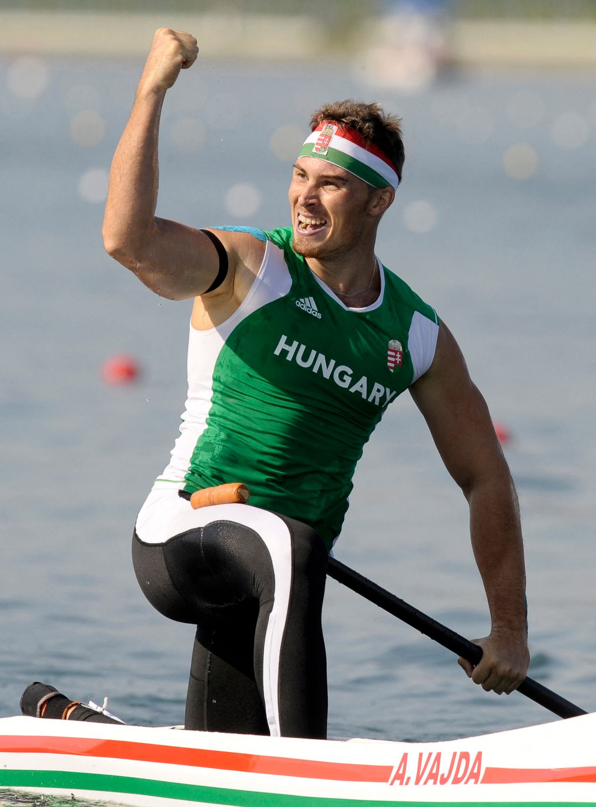 A felejthetetlen pekingi emlék. Vajda Attila nemzeti színű fejpántban, Kolonics Györgyre emlékezve fekete gászszalaggal lapátolva lett olimpiai bajnok