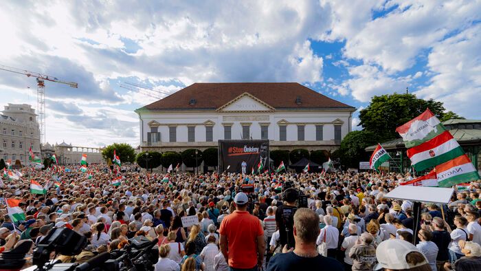 Sándor palota demonstráció
STOP önkény tüntetés