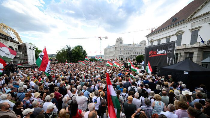 Sándor palota demonstráció
STOP önkény tüntetés