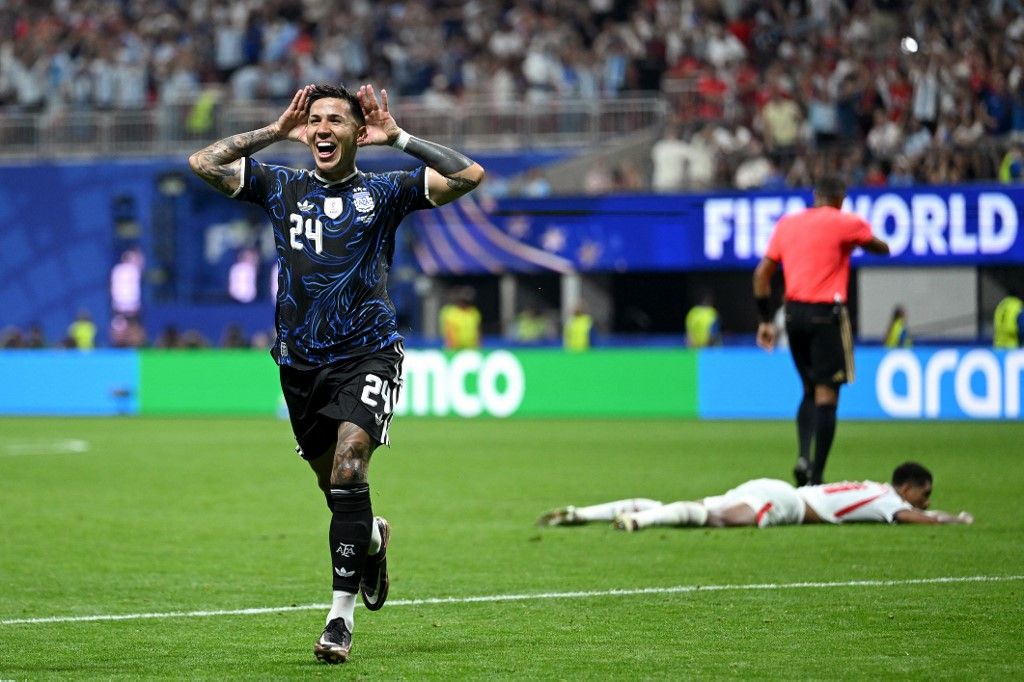 ATLANTA, GEORGIA - JULY 15: Enzo Fernandez #24 of Argentina celebrates scoring his team's first goal during the FIFA World Cup 2026 Semi Final match between England and Argentina at Atlanta Stadium on July 15, 2026 in Atlanta, Georgia.   Shaun Botterill/Getty Images/AFP (Photo by Shaun Botterill / GETTY IMAGES NORTH AMERICA / Getty Images via AFP)