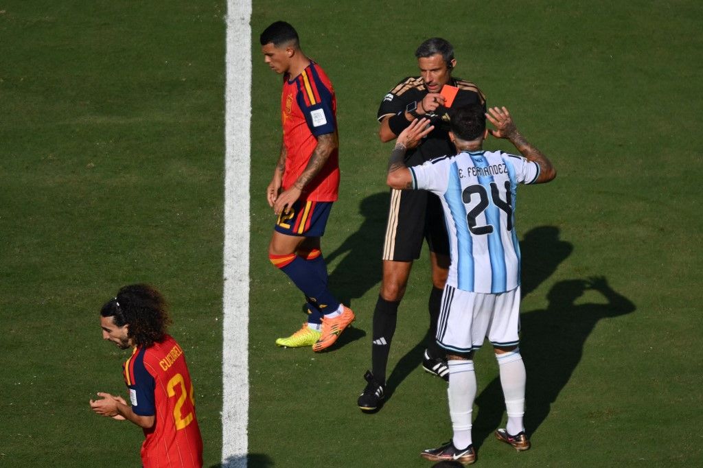 Slovenian referee Slavko Vincic (2R) shows the red card to Argentina's midfielder #24 Enzo Fernandez (R) during the 2026 World Cup football tournament final match between Spain and Argentina at the New York/New Jersey Stadium in East Rutherford on July 19, 2026. (Photo by ANGELA WEISS / AFP)