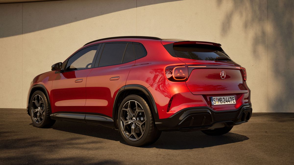 Der neue elektrische Mercedes-Benz GLA.

Exterieur: MANUFAKTUR Patagonienrot Metallic

Interieur: ARTICO man-made leather/MICROCUT microfibre black 

The all-new Mercedes-Benz GLA electric.

Exterior: MANUFAKTUR patagonia red metallic

Interior: ARTICO man-made leather/MICROCUT microfibre black