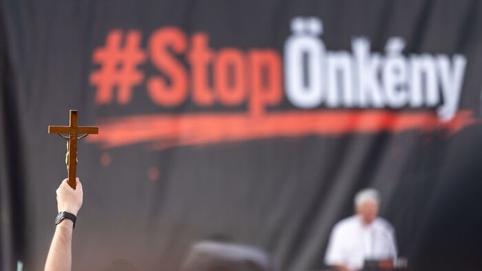 Sándor palota demonstráció
STOP önkény tüntetés