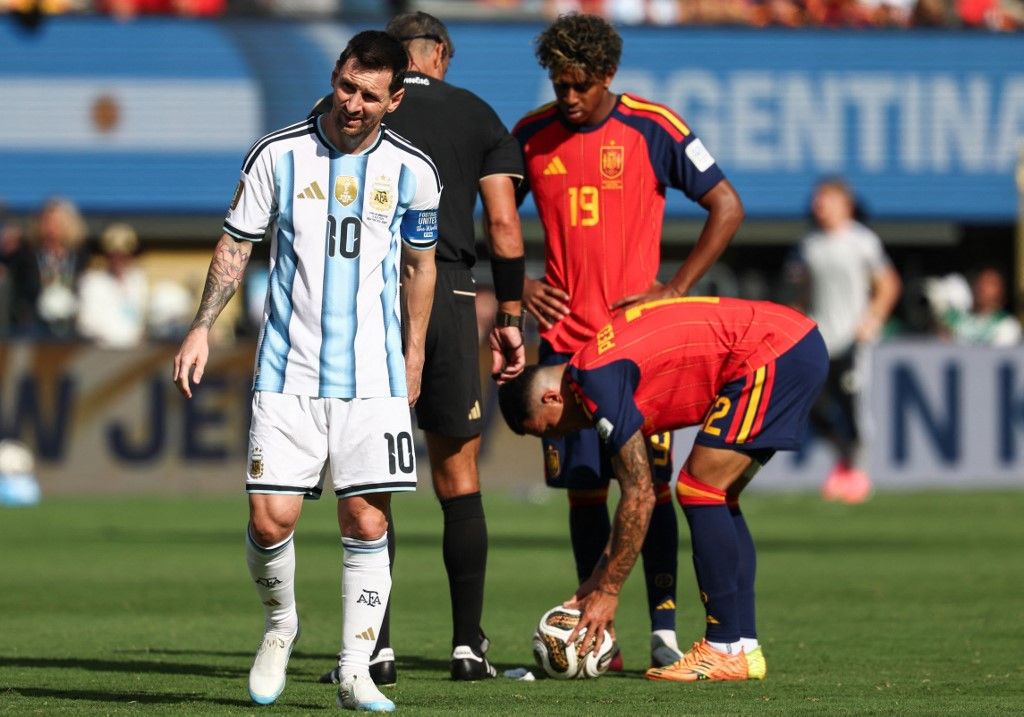Argentina's forward #10 Lionel Messi reacts as Spain's forward #19 Lamine Yamal and defender #12 Pedro Porro prepare a free kick during the 2026 World Cup football tournament final match between Spain and Argentina at the New York/New Jersey Stadium in East Rutherford on July 19, 2026. (Photo by FRANCK FIFE / AFP)