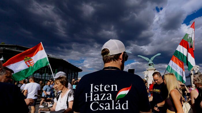 Sándor palota demonstráció
STOP önkény tüntetés