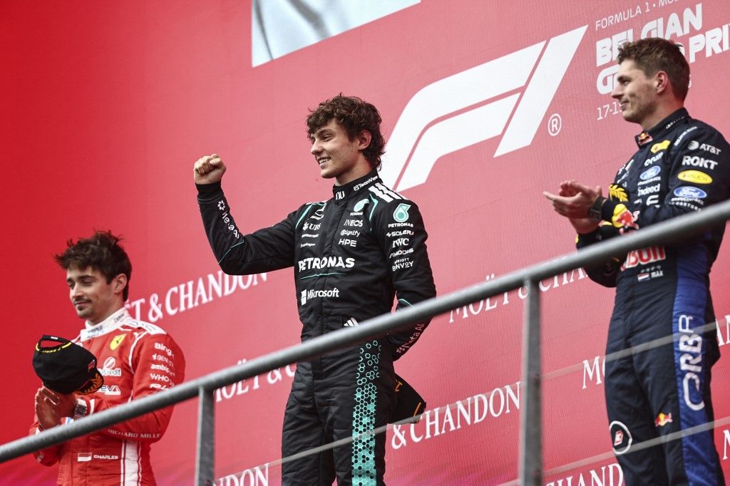 Leclerc, Antonelli és Verstappen (b–j) állt a Belga Nagydíj dobogójára, másik Ferrari-pilótaként Hamilton a büntetésének is köszönhetően lemaradt róla