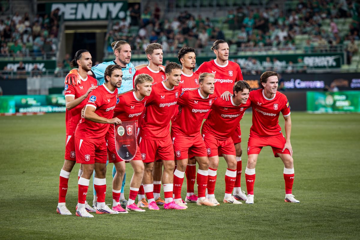 A holland Wout Weghorst (a felső sor jobb oldalán) végigjátszotta az FTC Twente elleni magyarországi Európa-liga-selejtezőjét