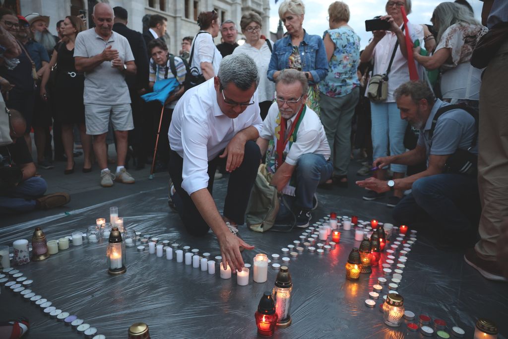 Gyertyagyújtás az Alaptörvény megváltoztatása ellen, a Kossuth téren.
