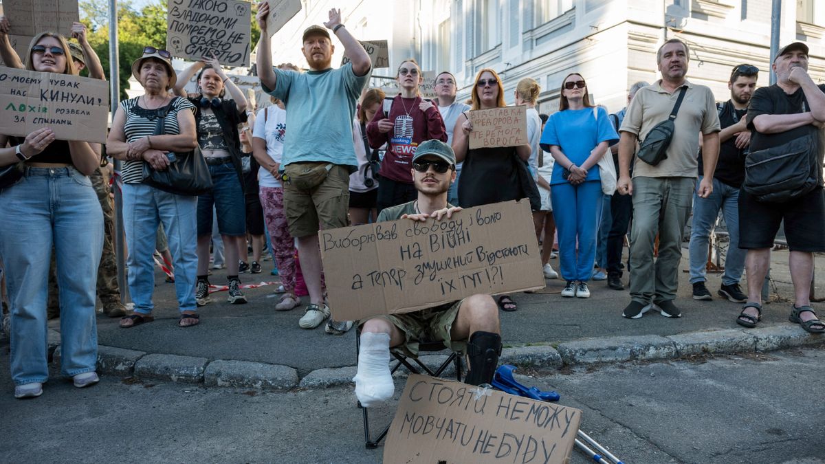 Folytatódtak a tüntetések Zelenszkij döntése után