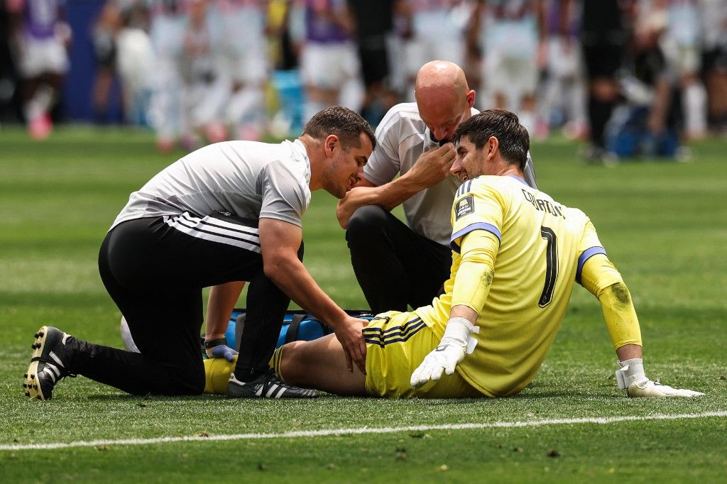 Belgium's goalkeeper #01 Thibaut Courtois receives medical treatment during the 2026 World Cup football tournament quarter-final match between Spain and Belgium at the Los Angeles Stadium in Inglewood on July 10, 2026. (Photo by ETIENNE LAURENT / AFP)
