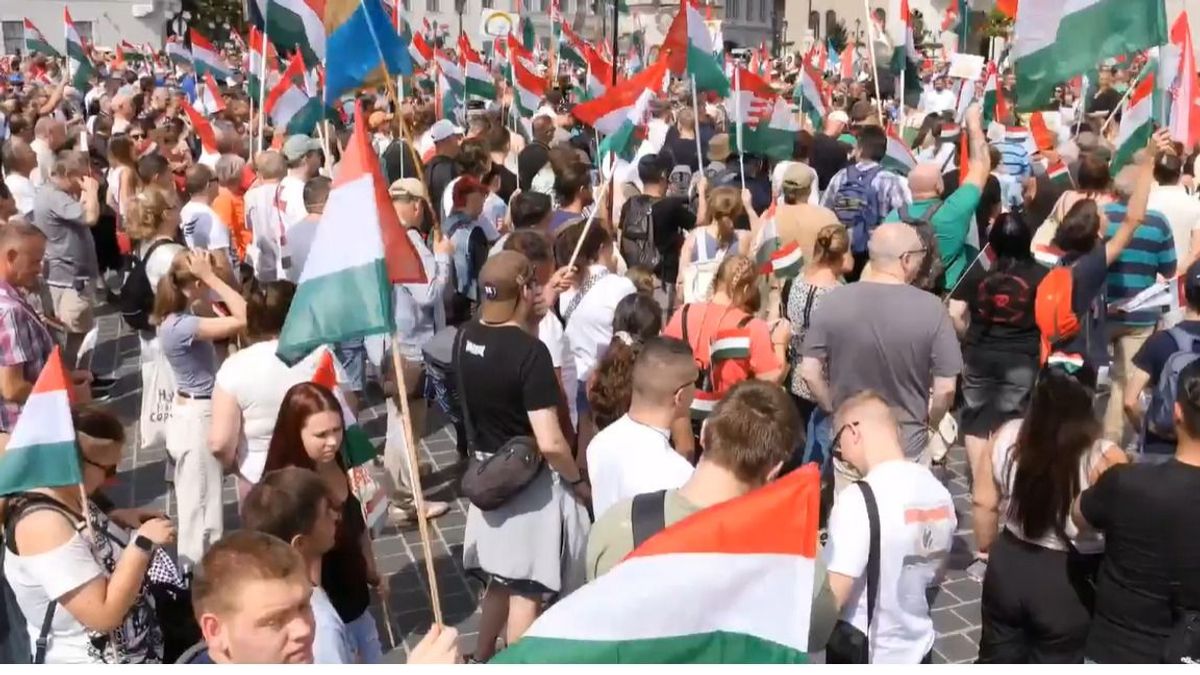 Family pride march held in Budapest + live video