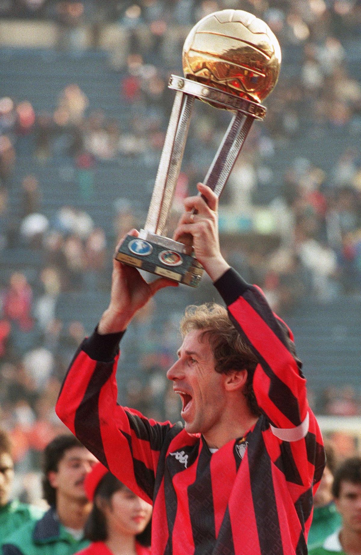 Franco Baresi az AC Milan játékosaként számos trófeát emelhetett a magasba
