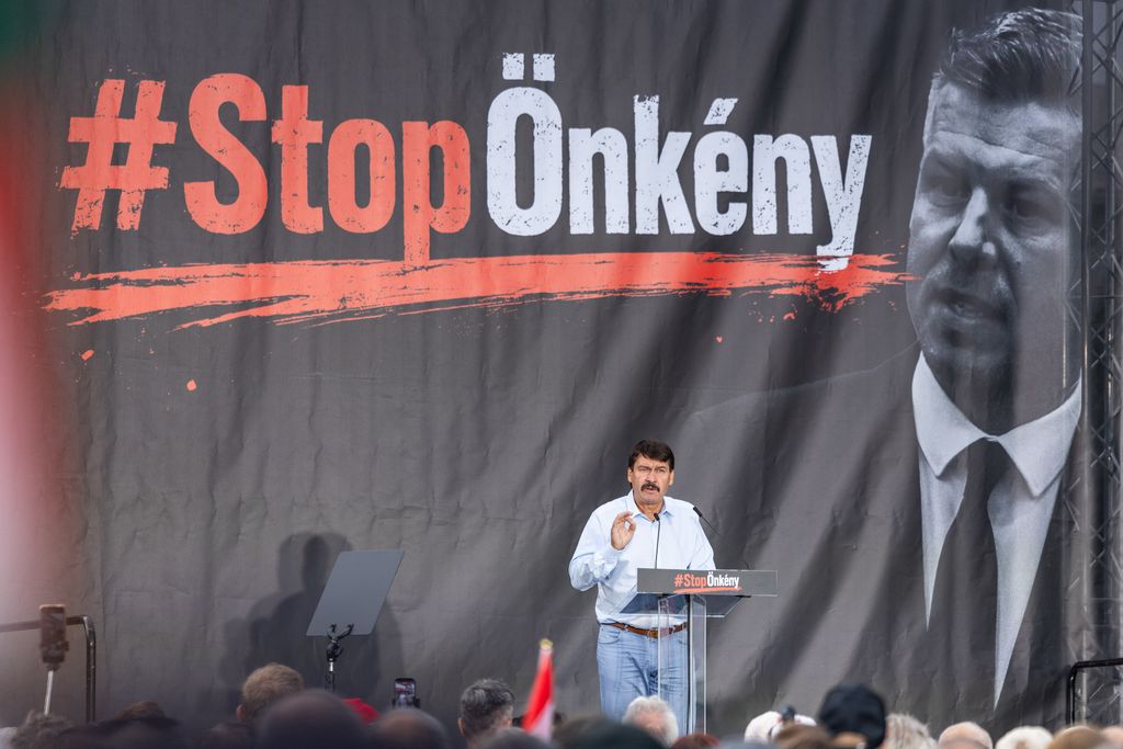 Sándor palota demonstráció
STOP önkény tüntetés
Áder János volt köztársasági elnök