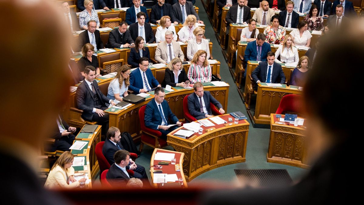 Ma is ülésezik az Országgyűlés, a Fidesz és a KDNP bojkottálta Forsthoffer Ágnes felszólalását