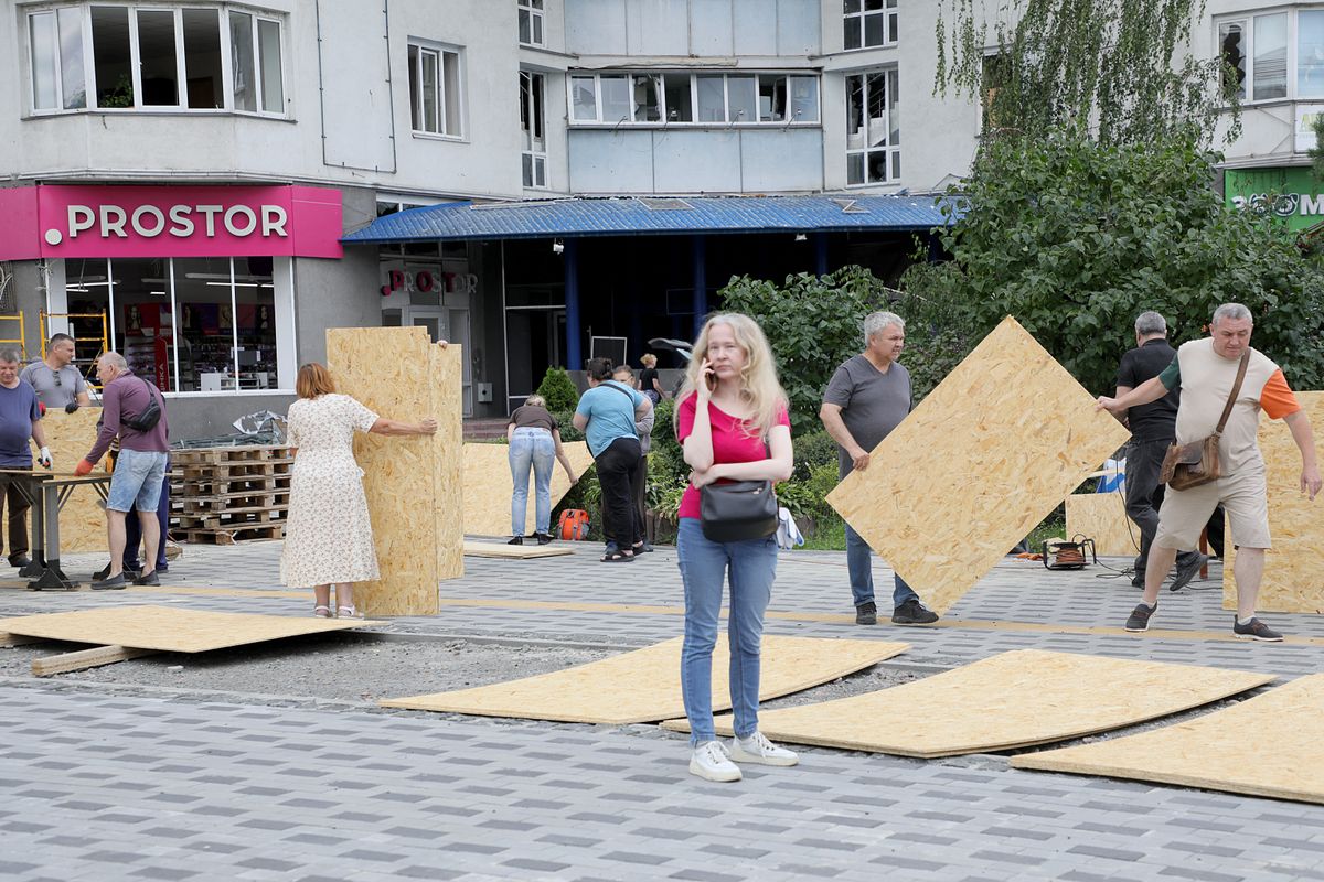Több sebből vérzik az ukrán társadalom (Fotó: YULIIA OVSIANNIKOVA / NurPhoto)